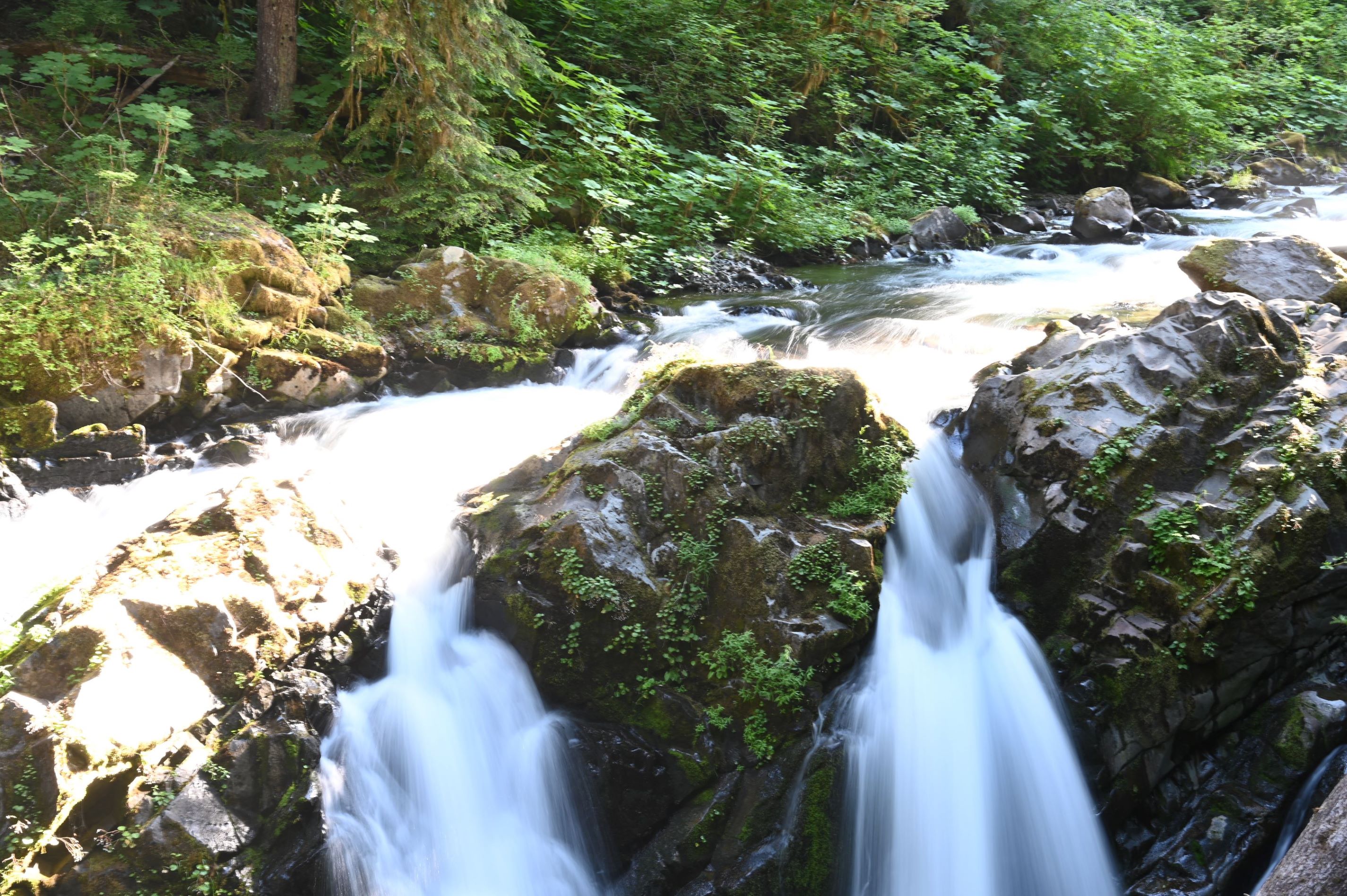 image of a large waterfall with blurry water